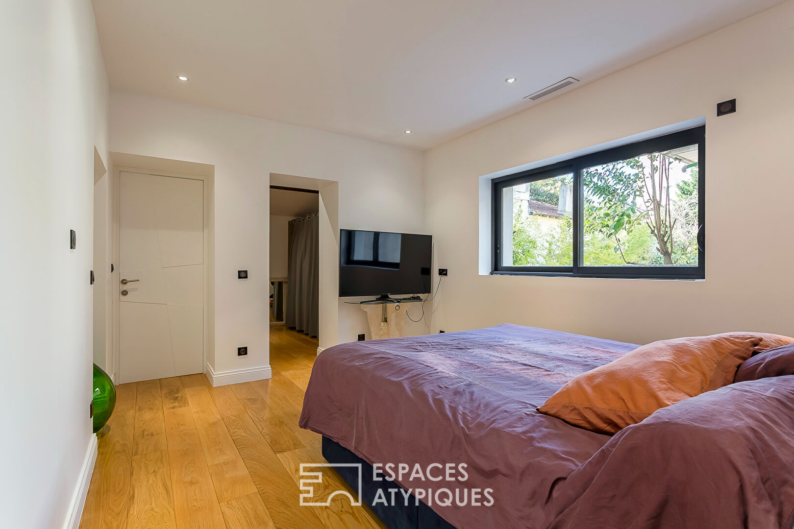 Maison contemporaine avec jardin et piscine