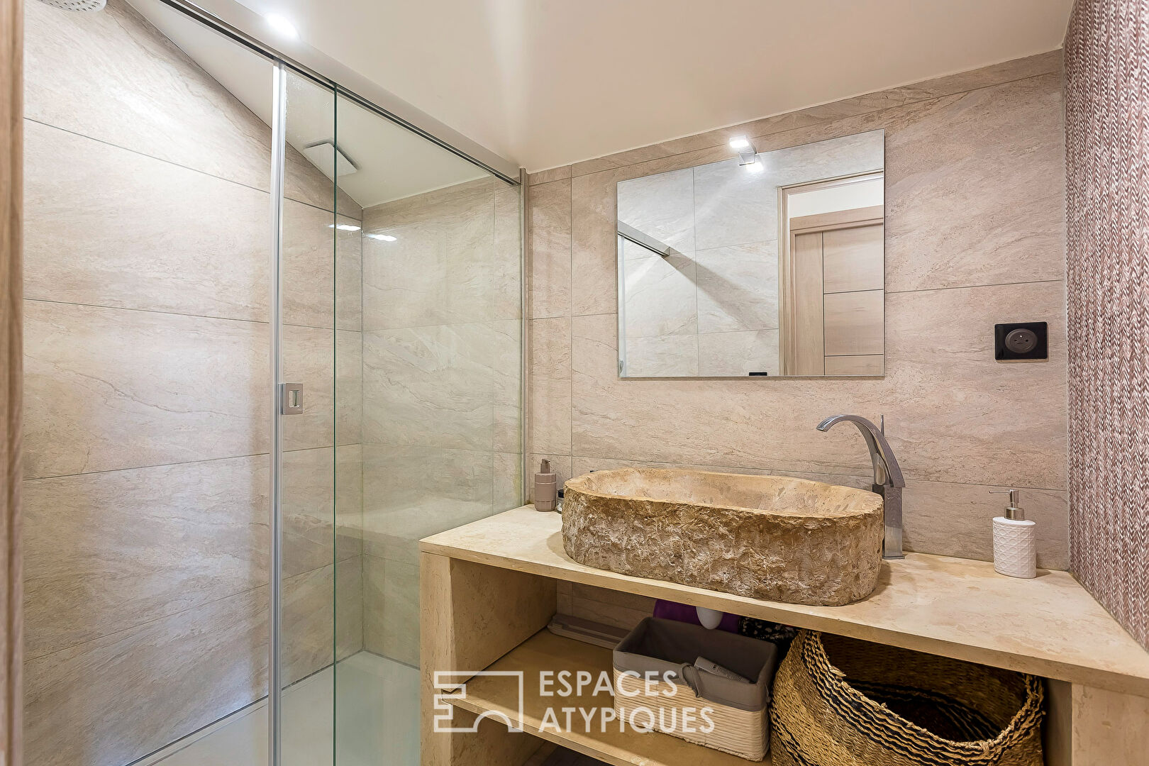 Maison contemporaine avec jardin et piscine