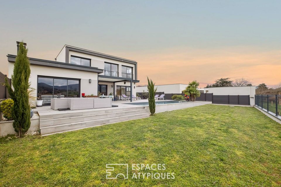 Maison contemporaine en fond d'impasse avec vue imprenable sur les monts du lyonnais