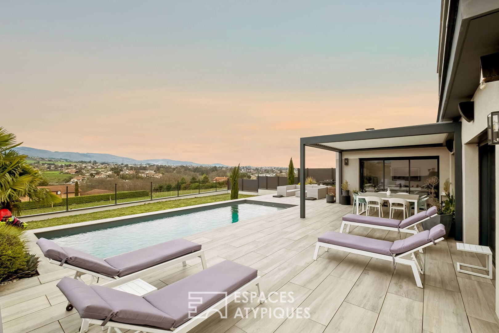 Maison contemporaine en fond d’impasse avec vue imprenable sur les monts du lyonnais