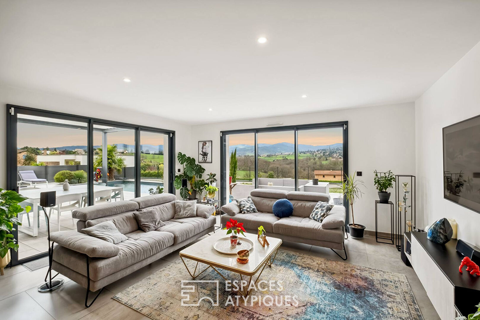 Maison contemporaine en fond d’impasse avec vue imprenable sur les monts du lyonnais