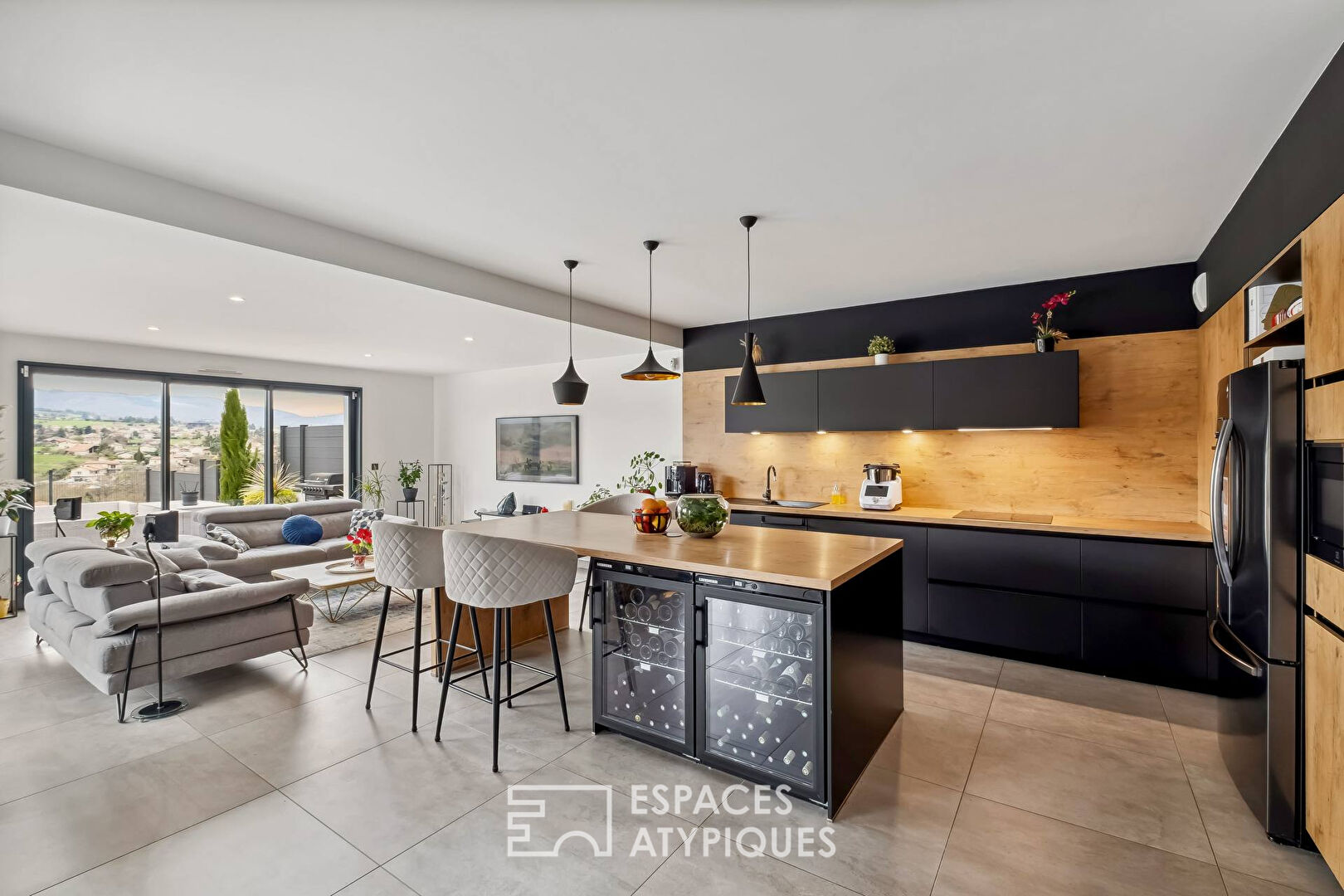 Maison contemporaine en fond d’impasse avec vue imprenable sur les monts du lyonnais