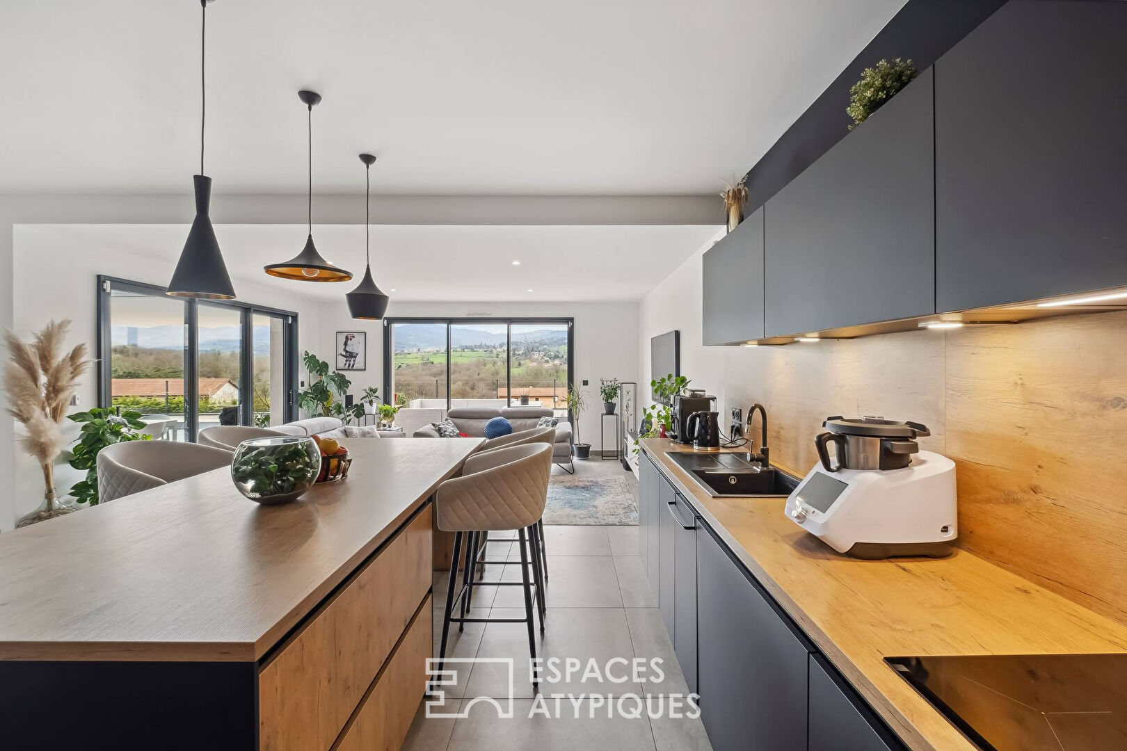 Maison contemporaine en fond d’impasse avec vue imprenable sur les monts du lyonnais