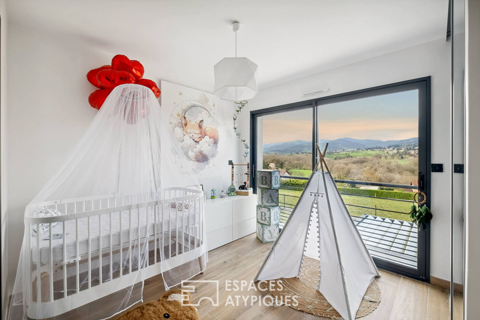 Maison contemporaine en fond d’impasse avec vue imprenable sur les monts du lyonnais
