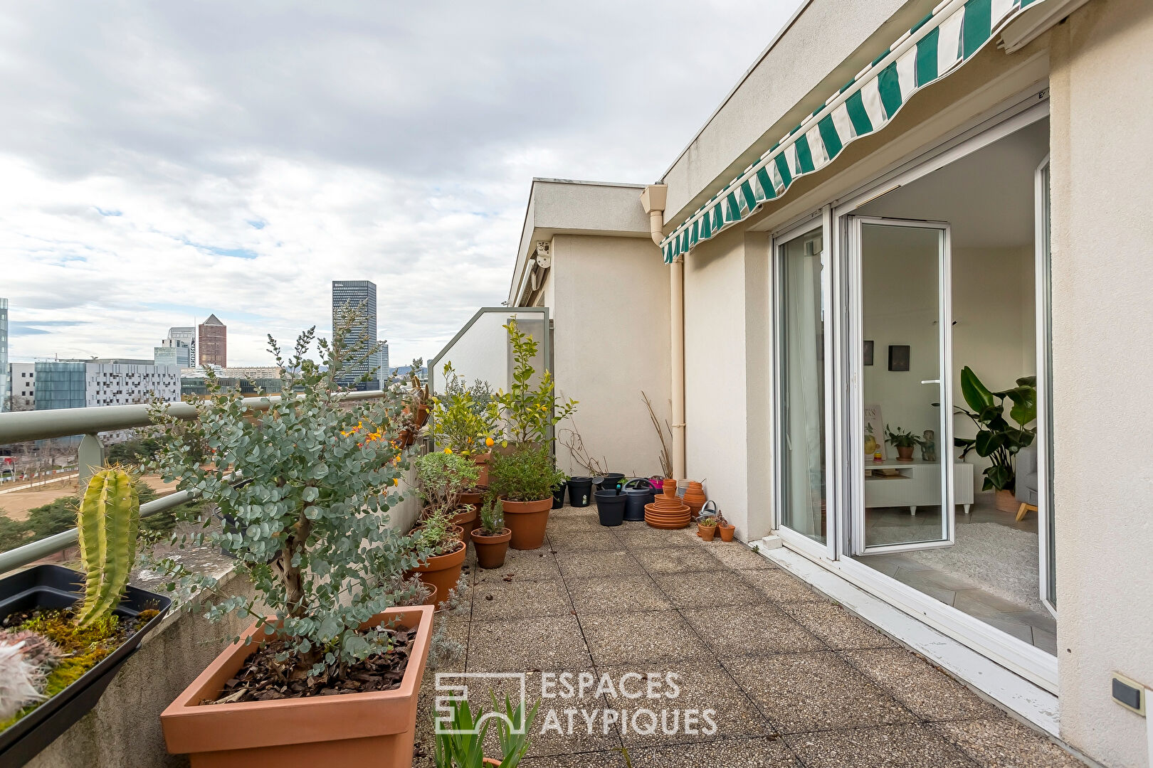 Top floor with terrace and view of the Nelson Mandela Esplanade