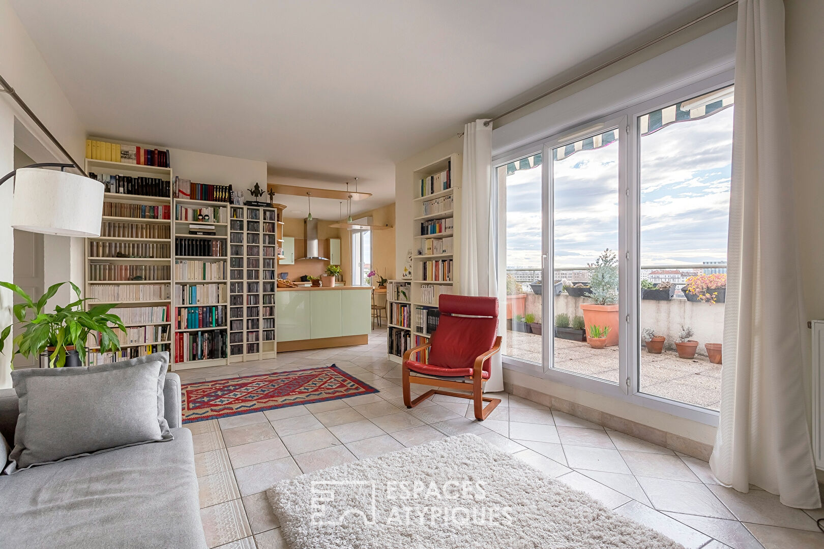 Top floor with terrace and view of the Nelson Mandela Esplanade