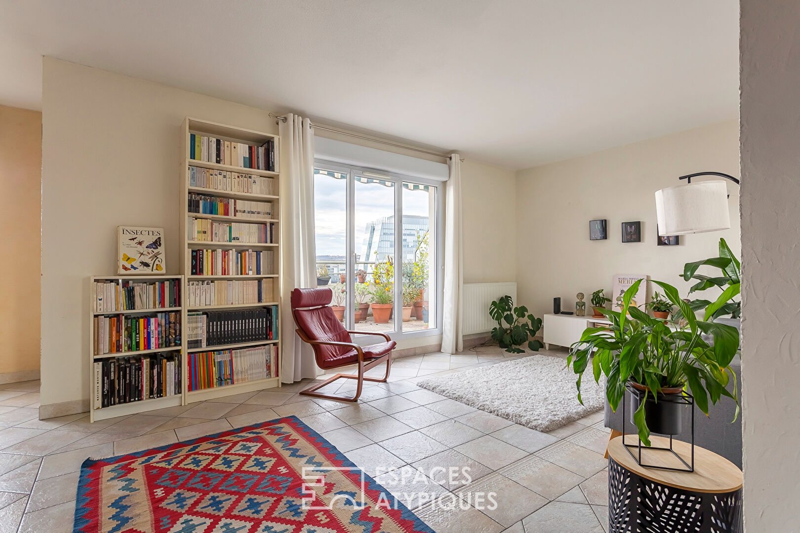 Top floor with terrace and view of the Nelson Mandela Esplanade