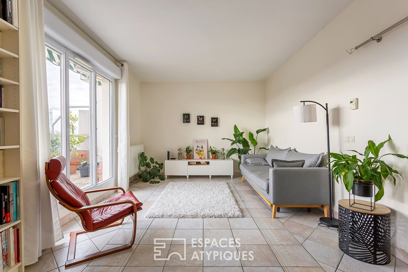 Top floor with terrace and view of the Nelson Mandela Esplanade