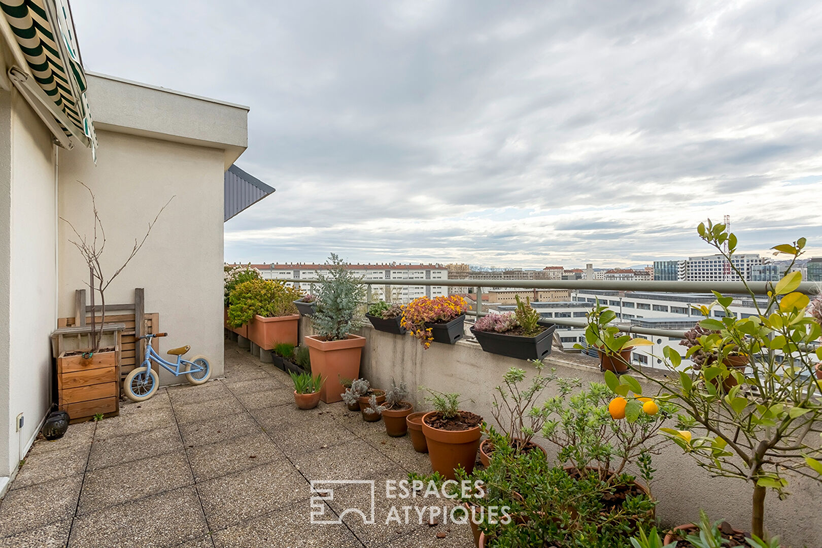 Dernier étage avec terrasse et vue sur l’esplanade Nelson Mandela