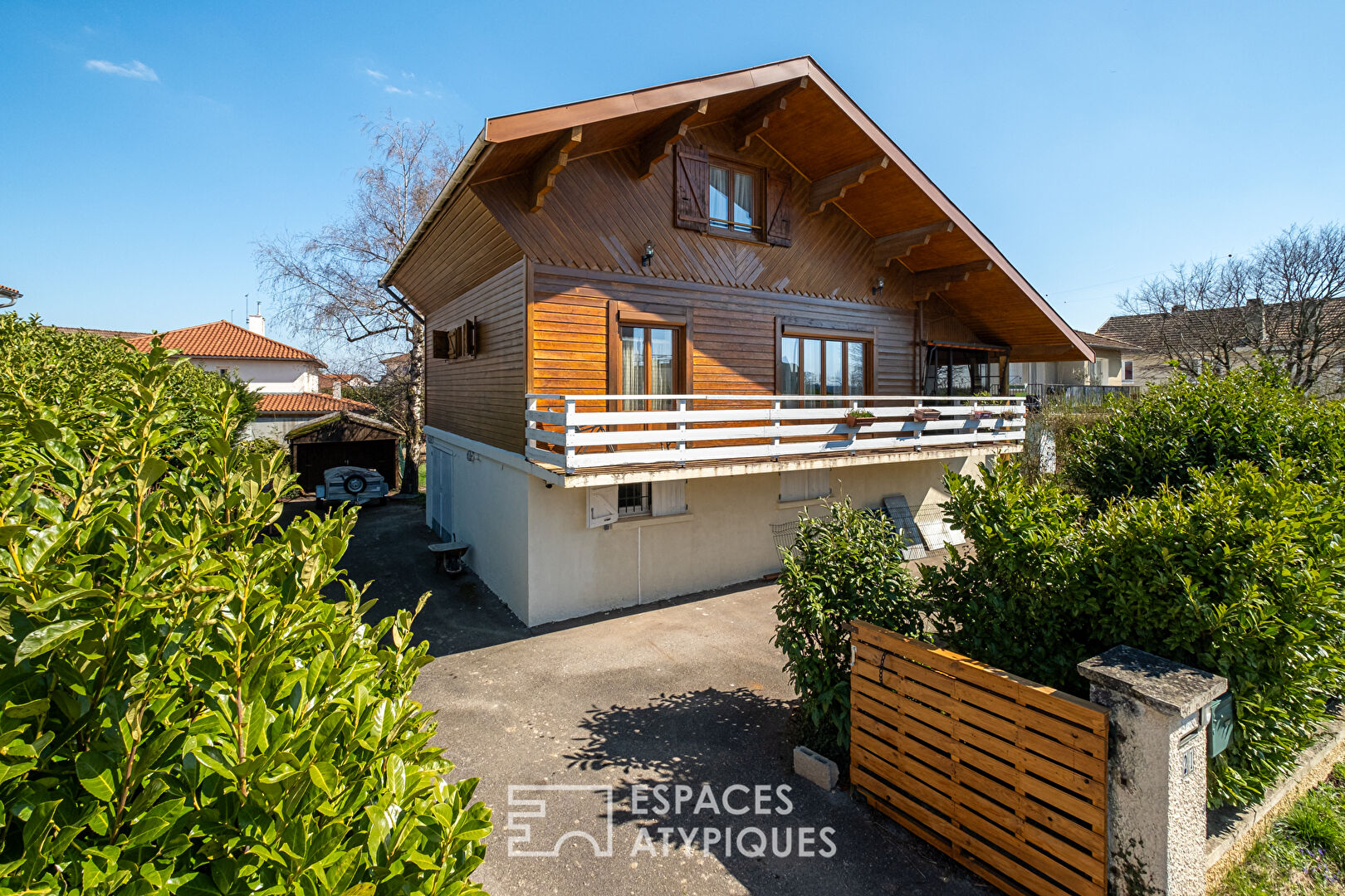 Character house on the heights of Saint-Laurent-de-Mure