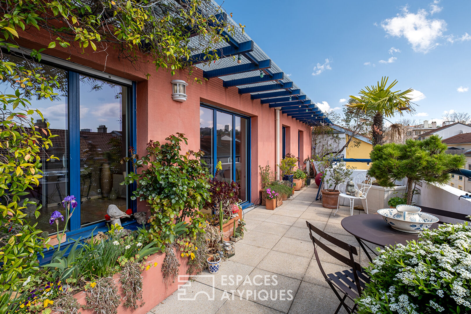 Appartement en dernier étage avec terrasse et vue dégagée à proximité de la place Valmy