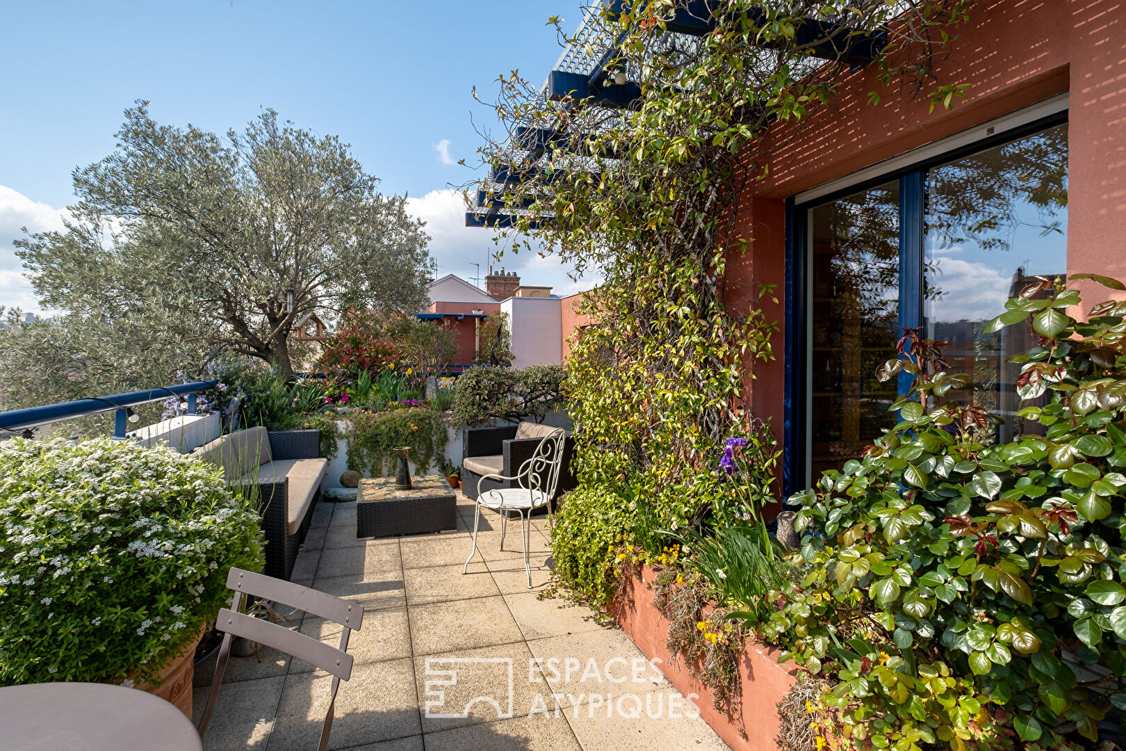 Appartement en dernier étage avec terrasse et vue dégagée à proximité de la place Valmy