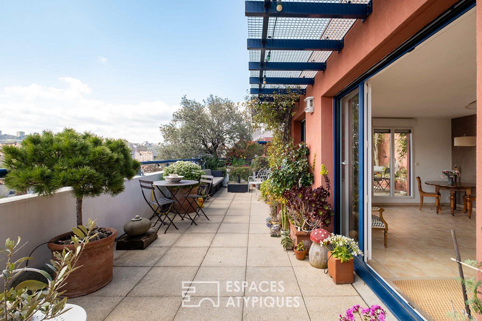 Appartement en dernier étage avec terrasse et vue dégagée à proximité de la place Valmy