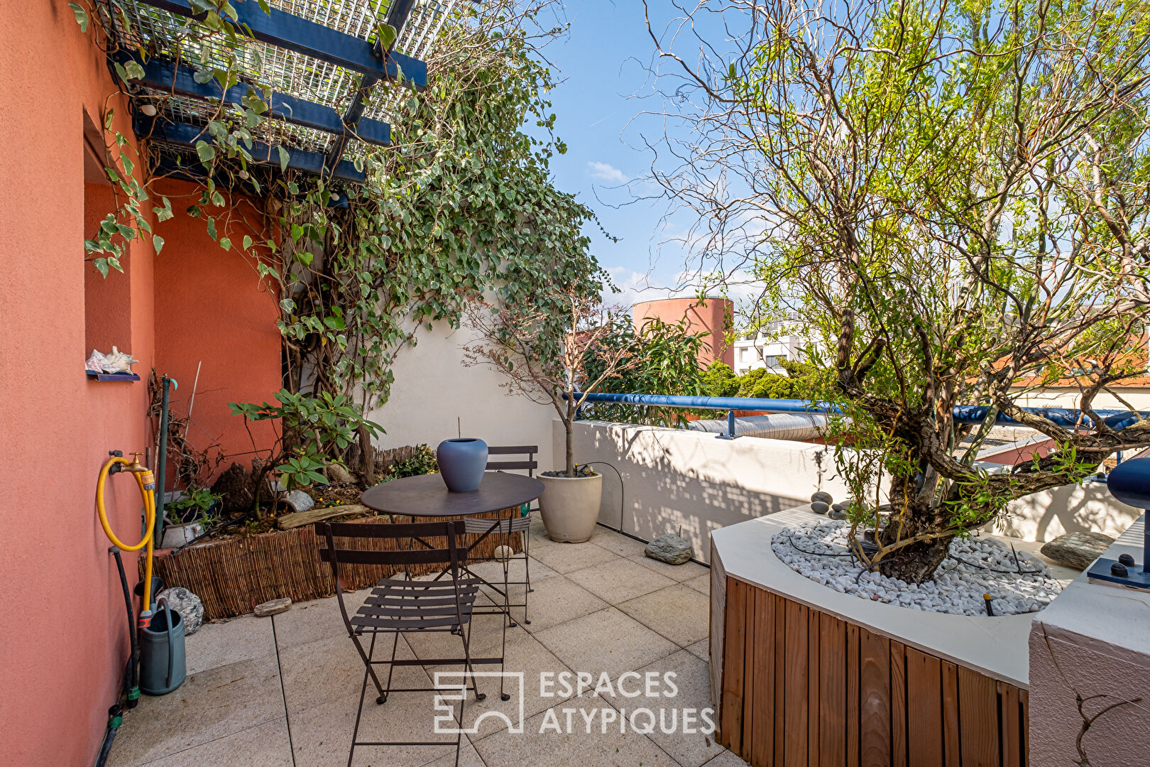 Appartement en dernier étage avec terrasse et vue dégagée à proximité de la place Valmy