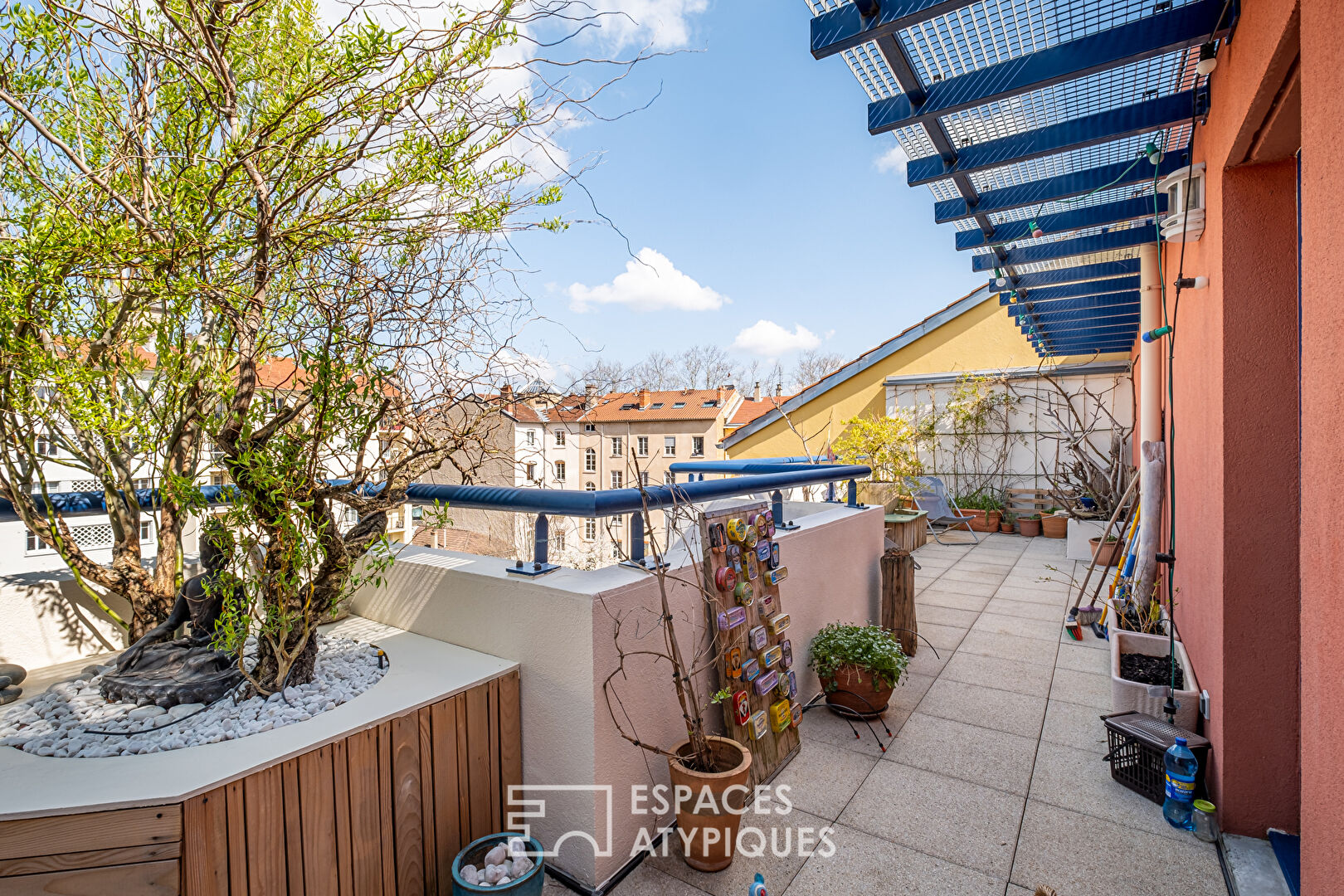 Appartement en dernier étage avec terrasse et vue dégagée à proximité de la place Valmy