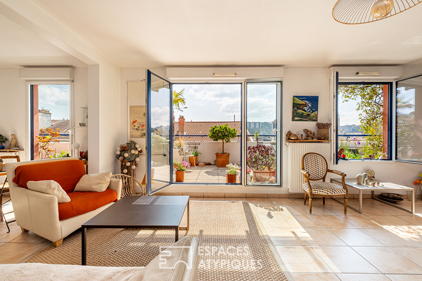 Appartement en dernier étage avec terrasse et vue dégagée à proximité de la place Valmy