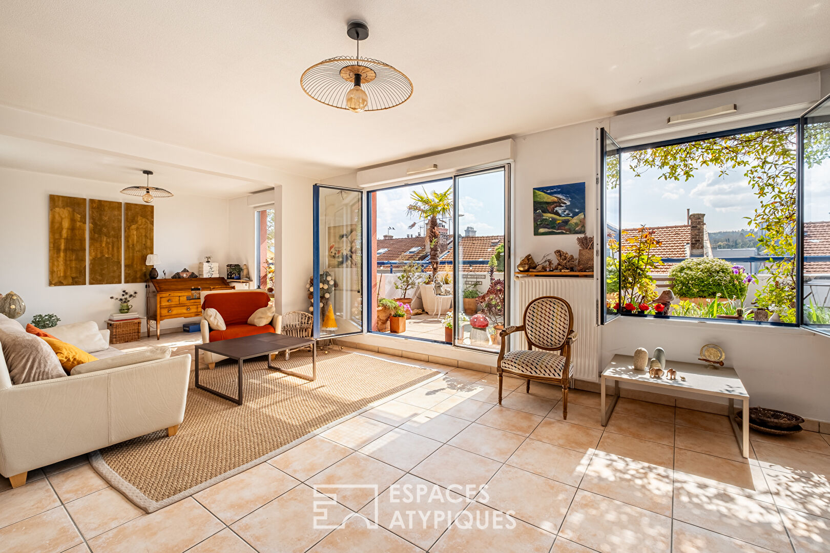 Appartement en dernier étage avec terrasse et vue dégagée à proximité de la place Valmy