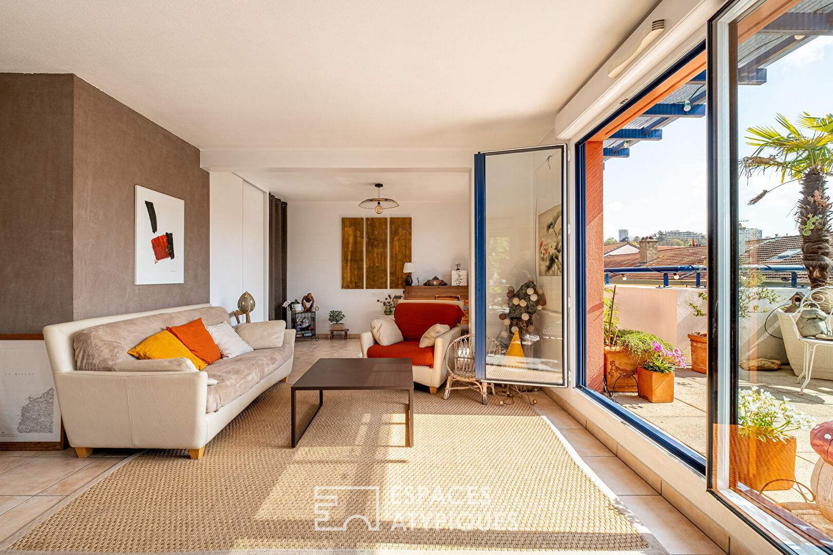 Appartement en dernier étage avec terrasse et vue dégagée à proximité de la place Valmy