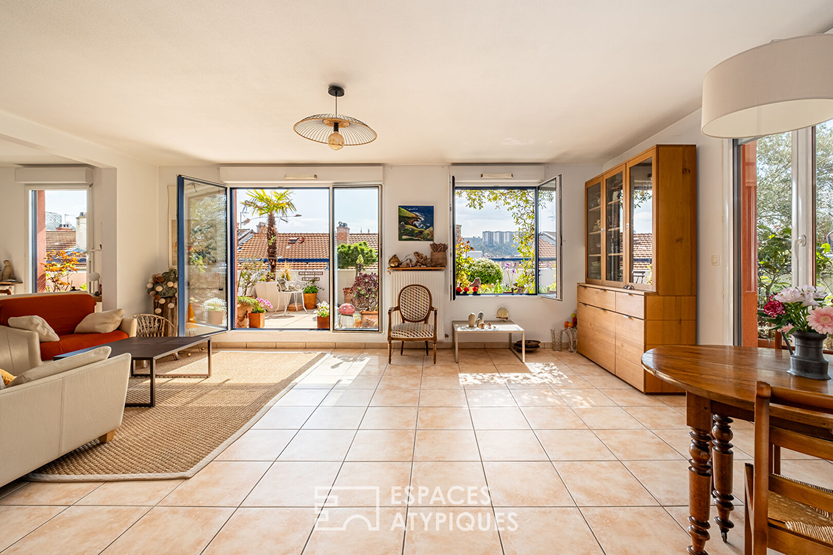 Appartement en dernier étage avec terrasse et vue dégagée à proximité de la place Valmy