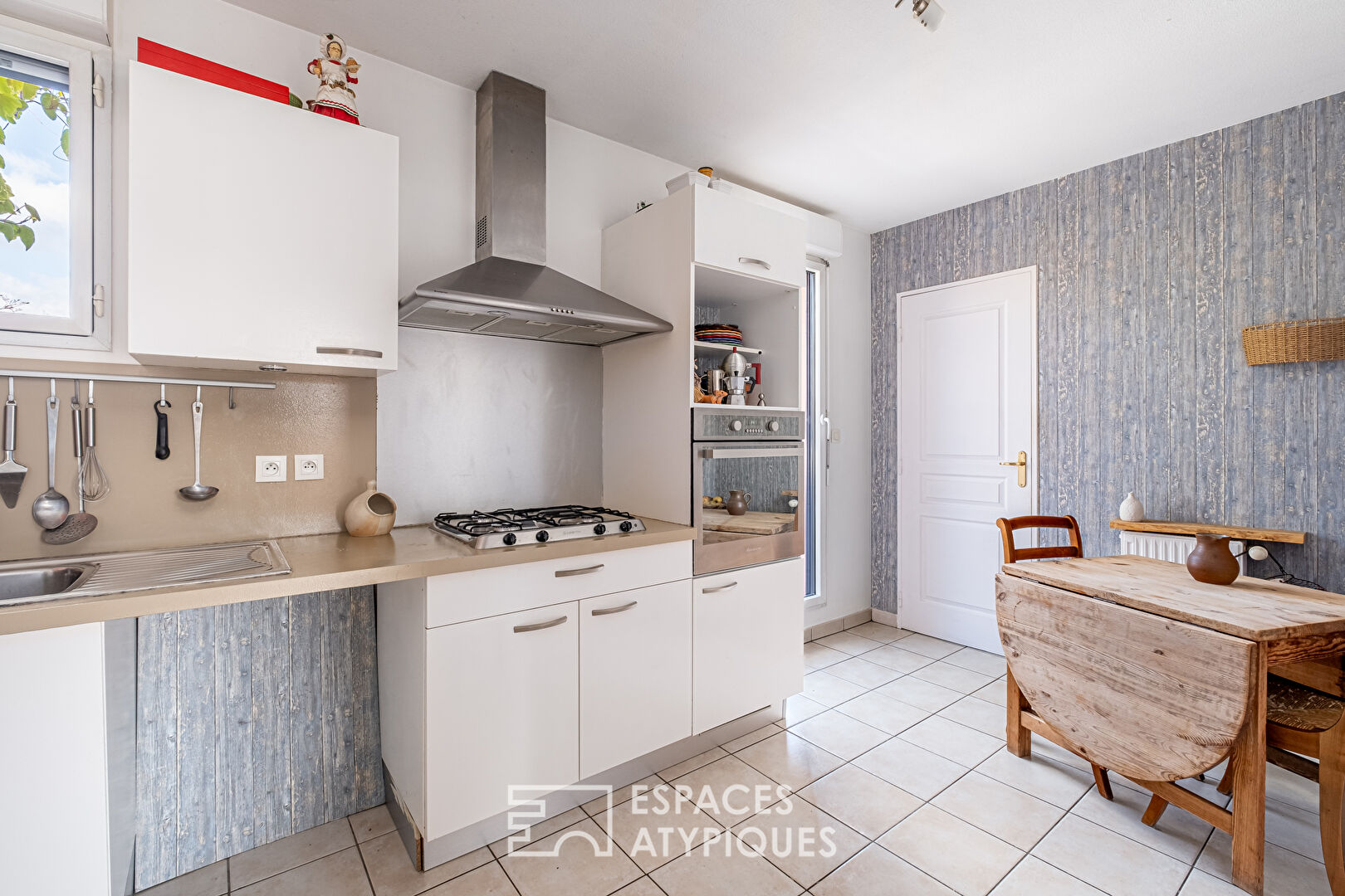 Appartement en dernier étage avec terrasse et vue dégagée à proximité de la place Valmy