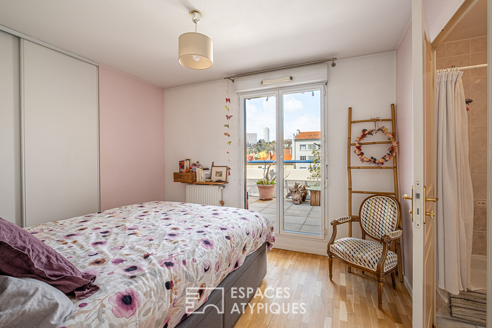 Appartement en dernier étage avec terrasse et vue dégagée à proximité de la place Valmy