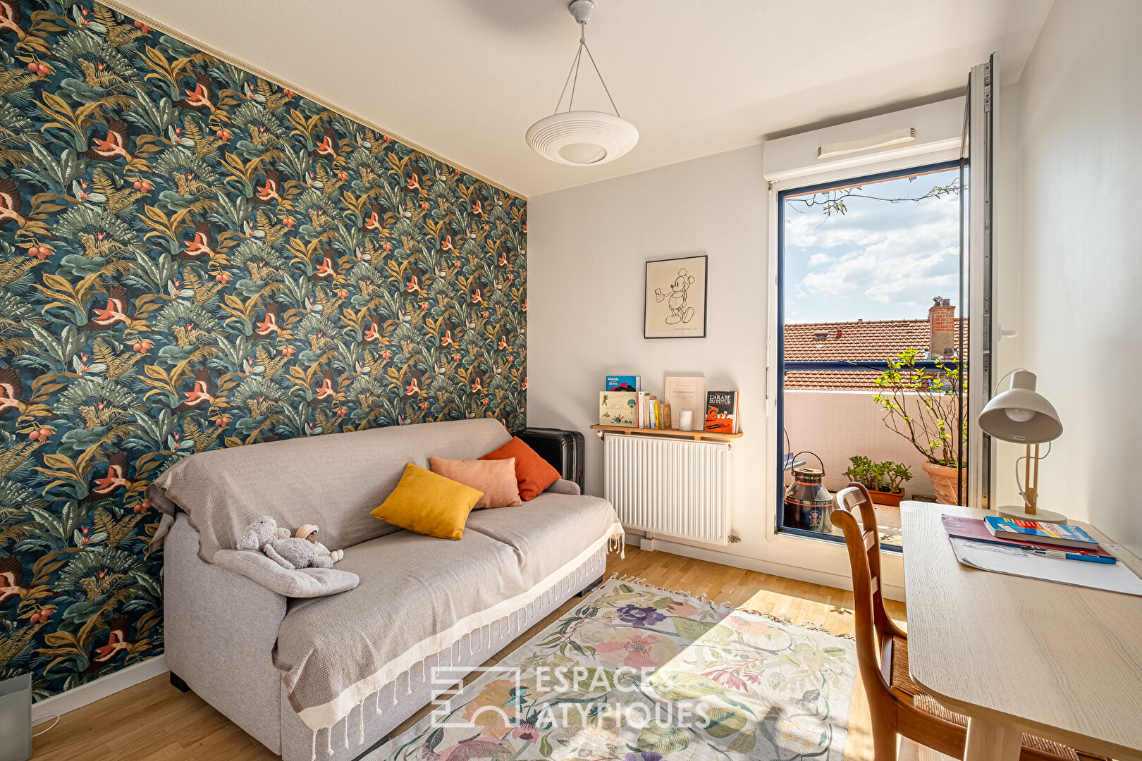 Appartement en dernier étage avec terrasse et vue dégagée à proximité de la place Valmy