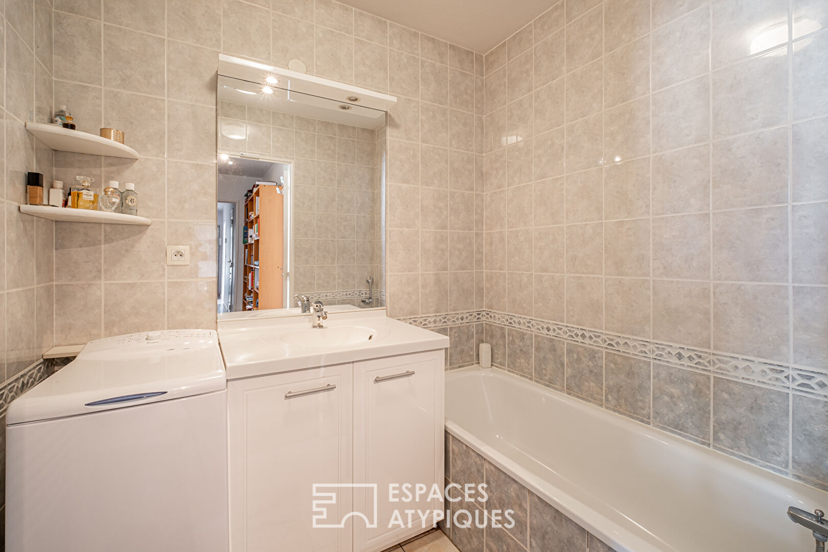 Appartement en dernier étage avec terrasse et vue dégagée à proximité de la place Valmy