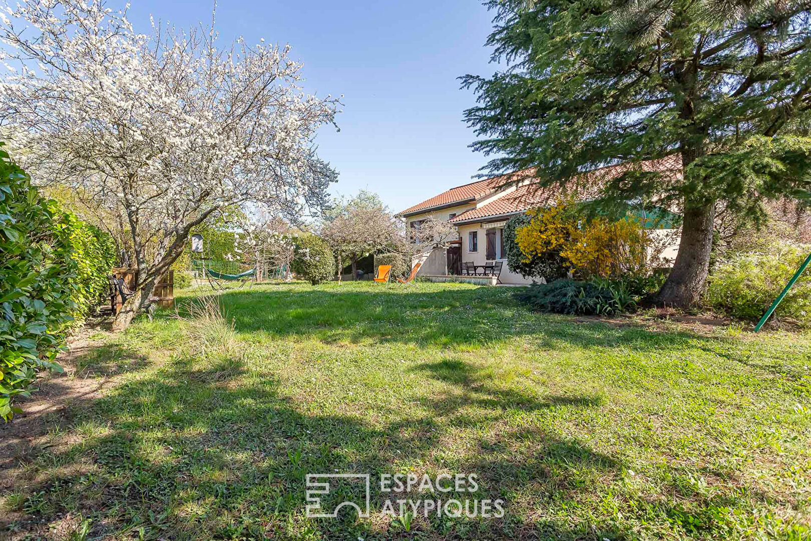Family house to renovate with large garden