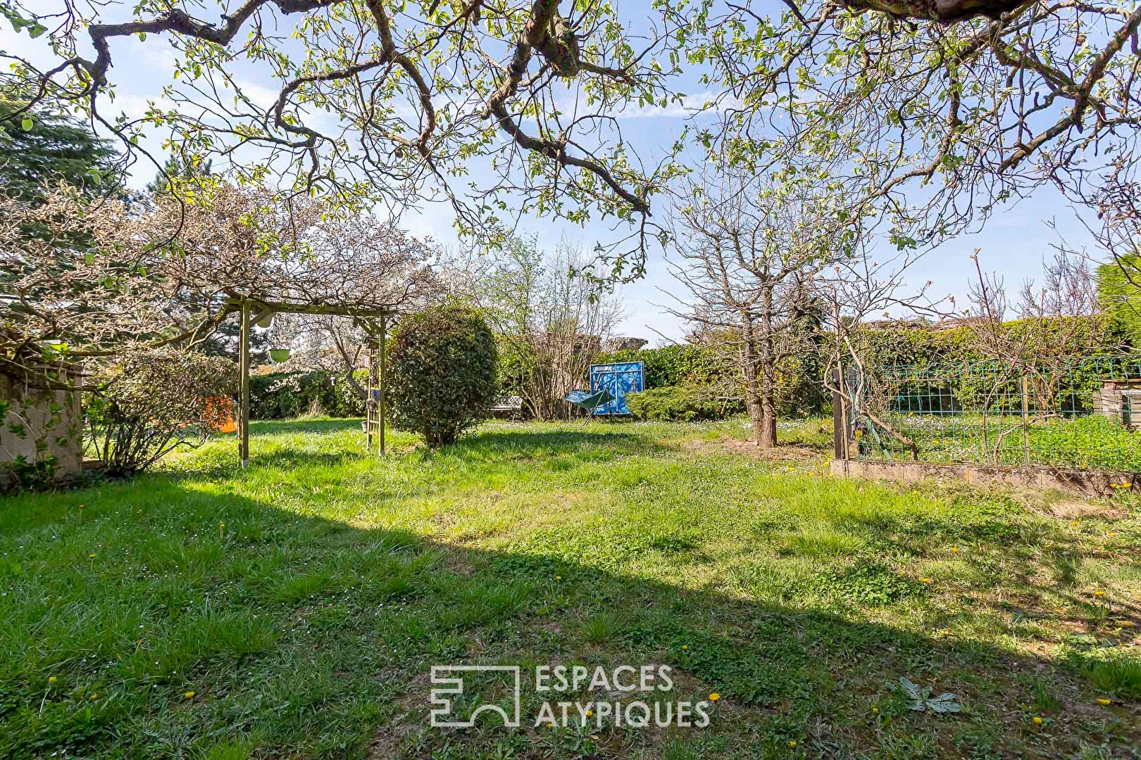 Family house to renovate with large garden