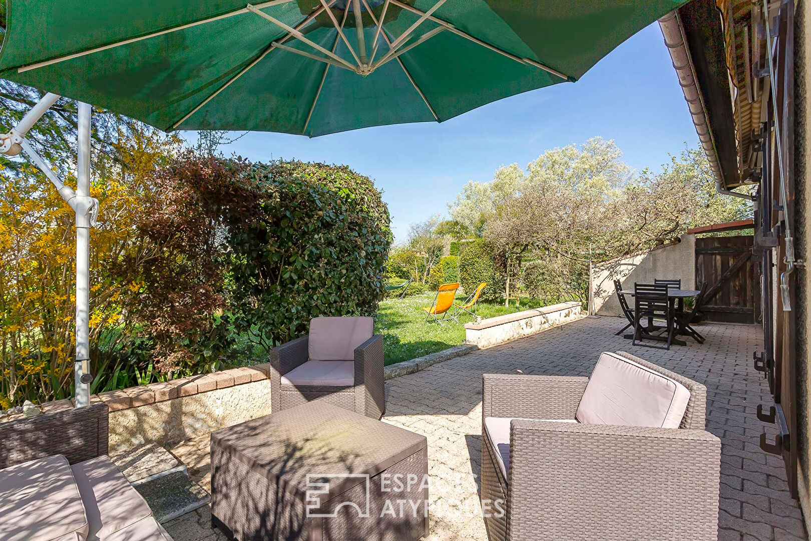 Family house to renovate with large garden