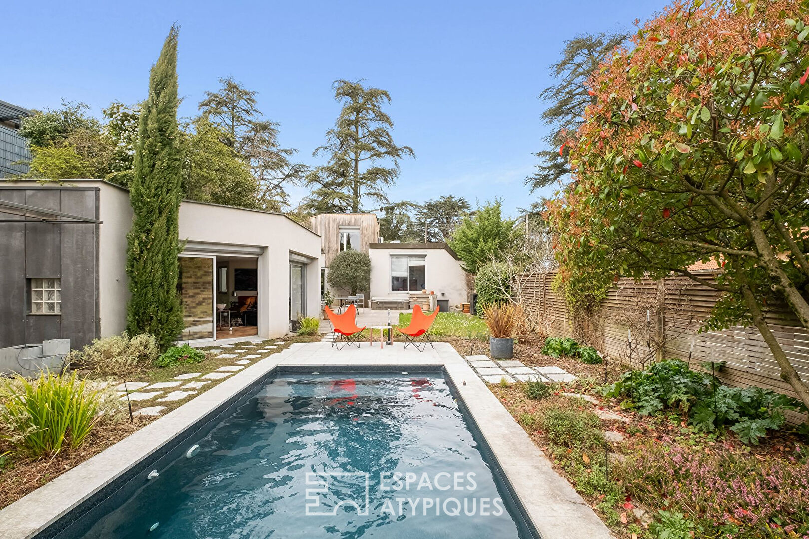 Maison à toit plat au style seventies avec piscine sur Saint-Rambert-le-haut