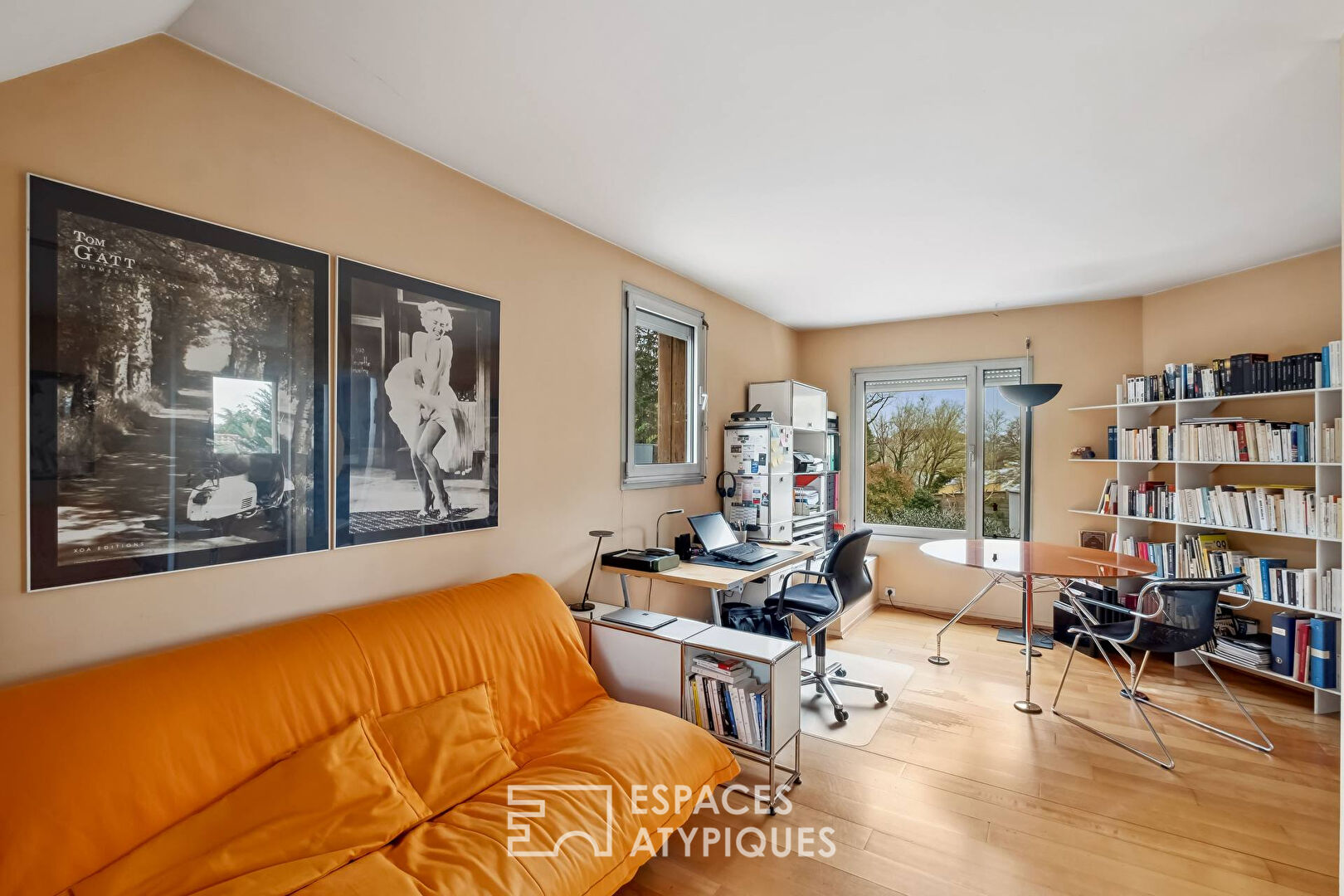 Maison à toit plat au style seventies avec piscine sur Saint-Rambert-le-haut
