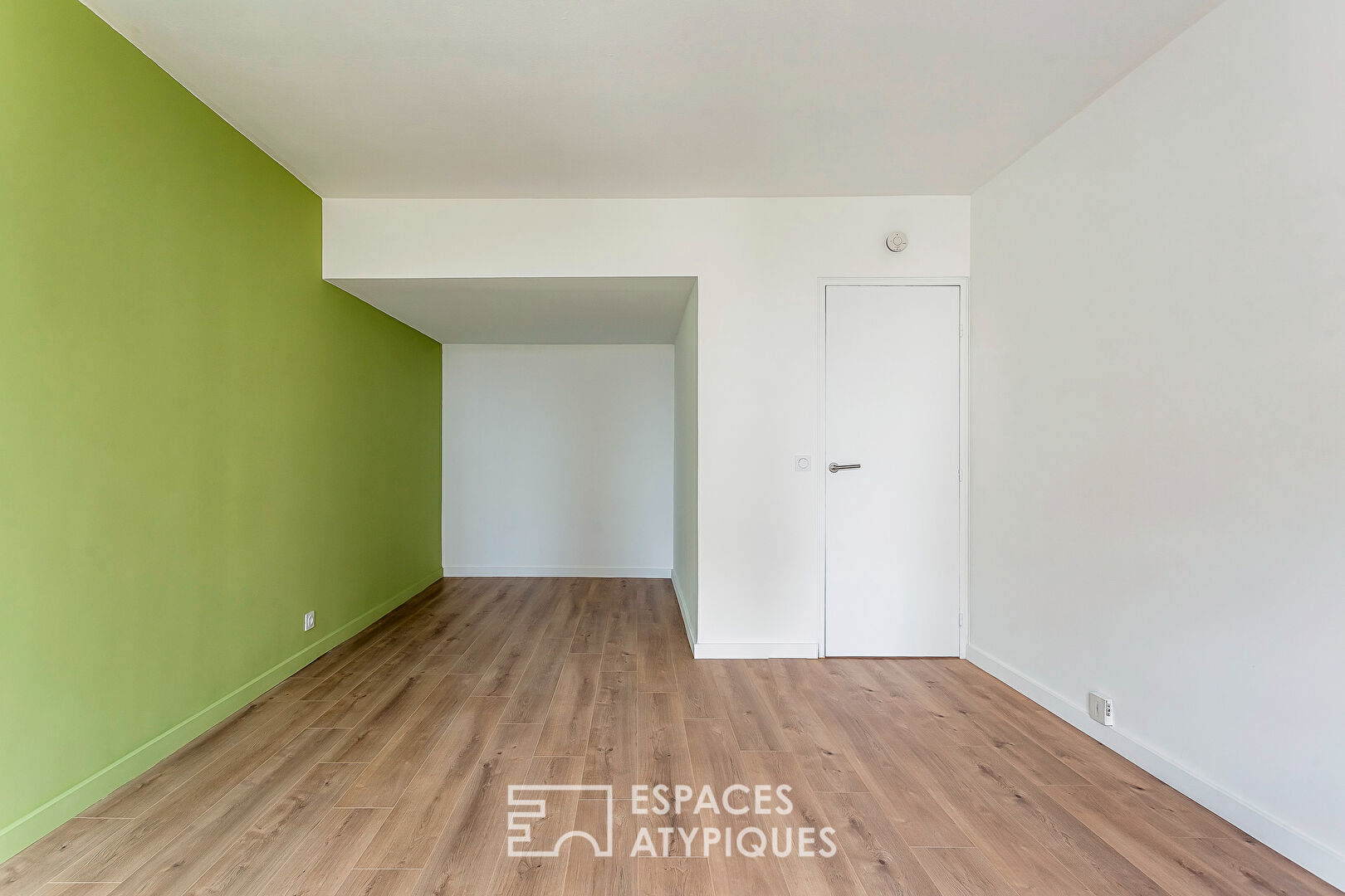 Renovated one-bedroom apartment with balconies