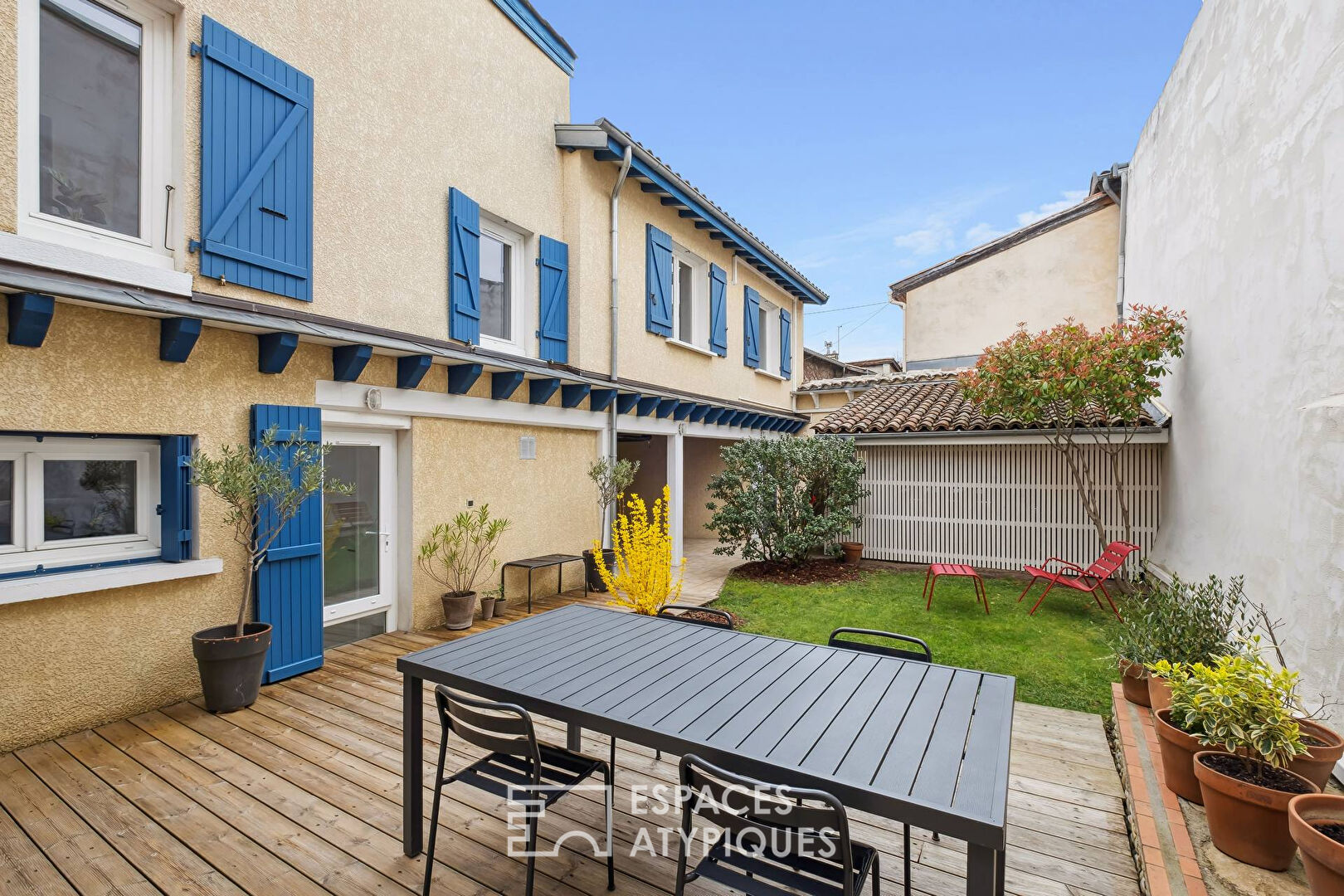 Maison de ville rénovée avec jardin, au coeur de Vourles