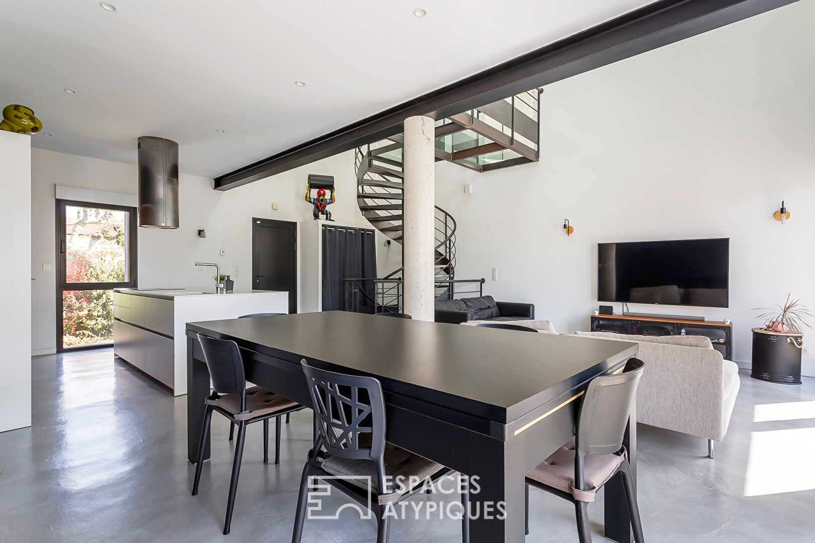 Architect-designed house with garden and swimming pool