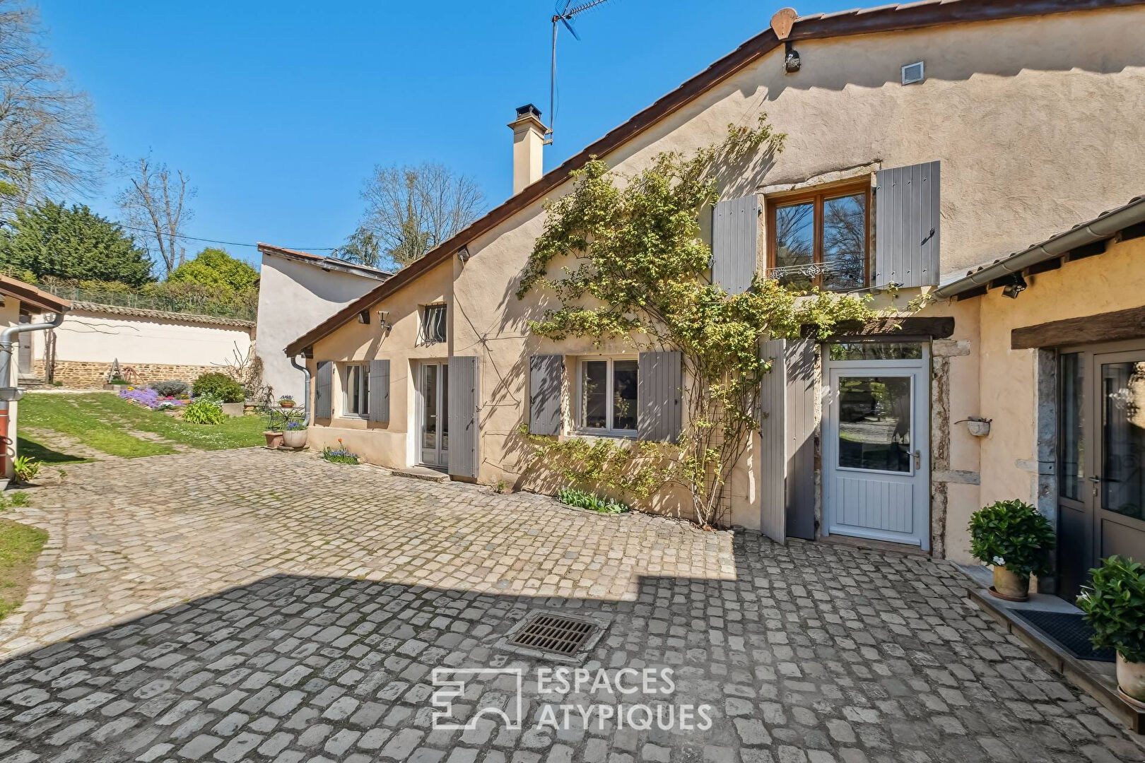 Maison de hameau, proche du centre d’Ecully