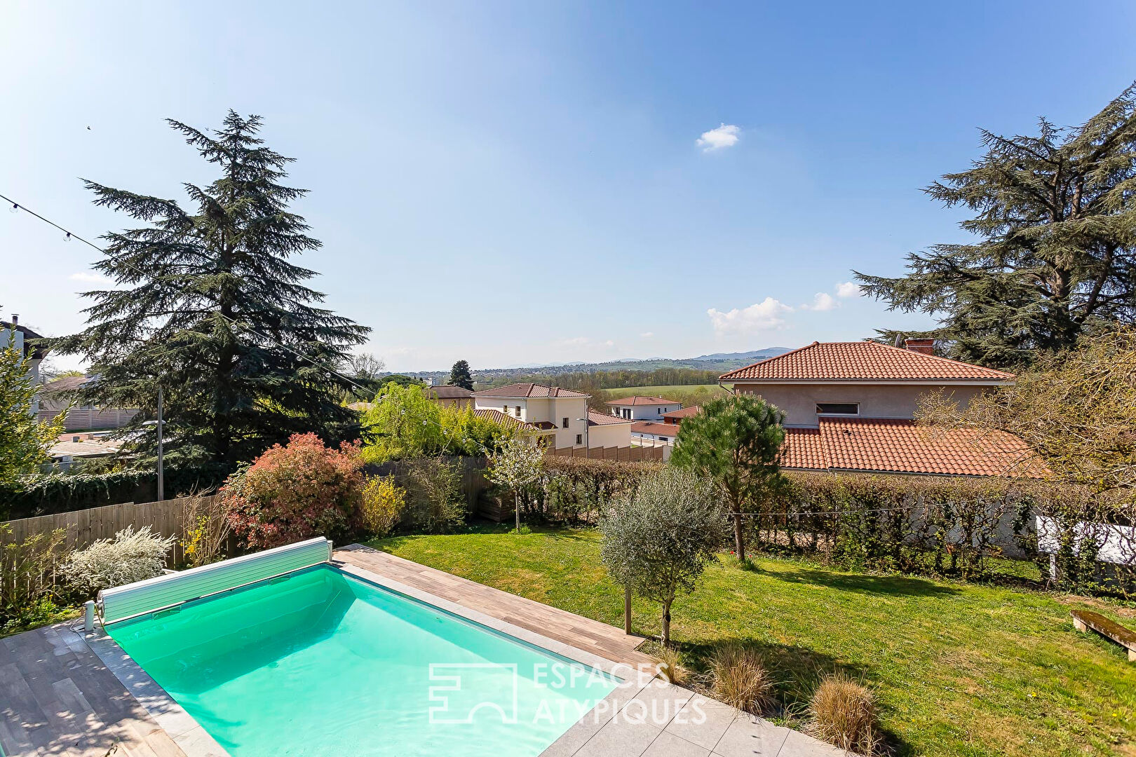 Maison de 1950 entierement rénovée avec vue et piscine