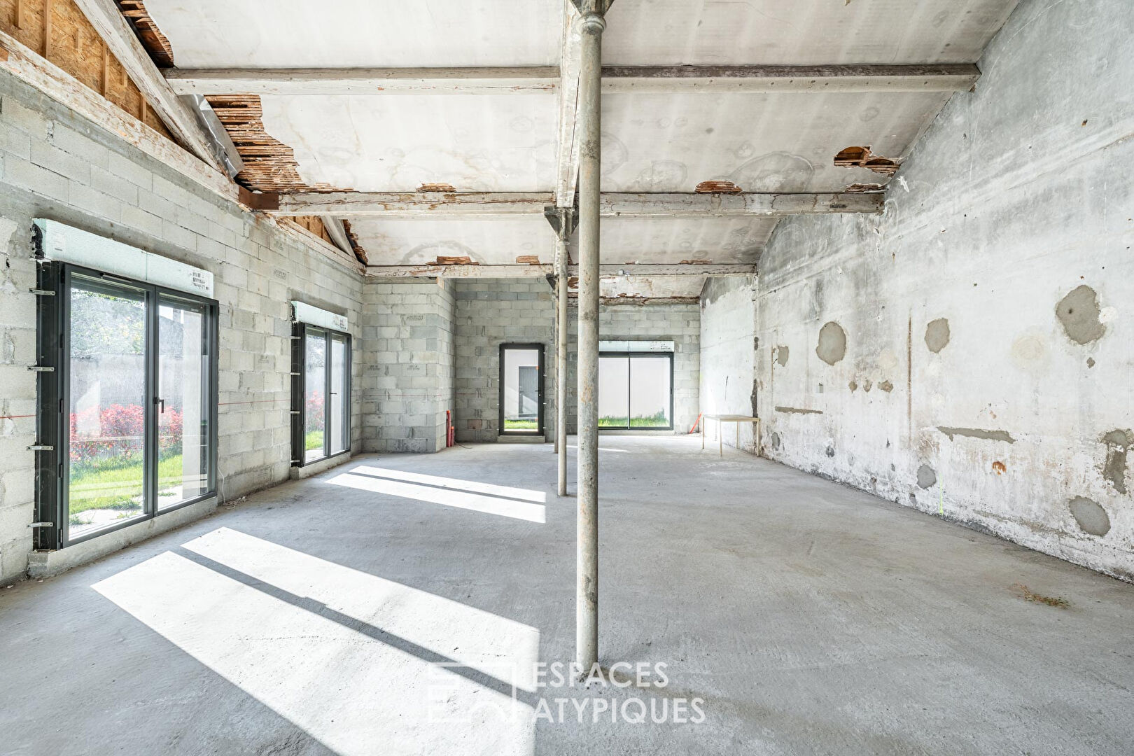 Maison de plein pied avec jardin, type loft, à aménager