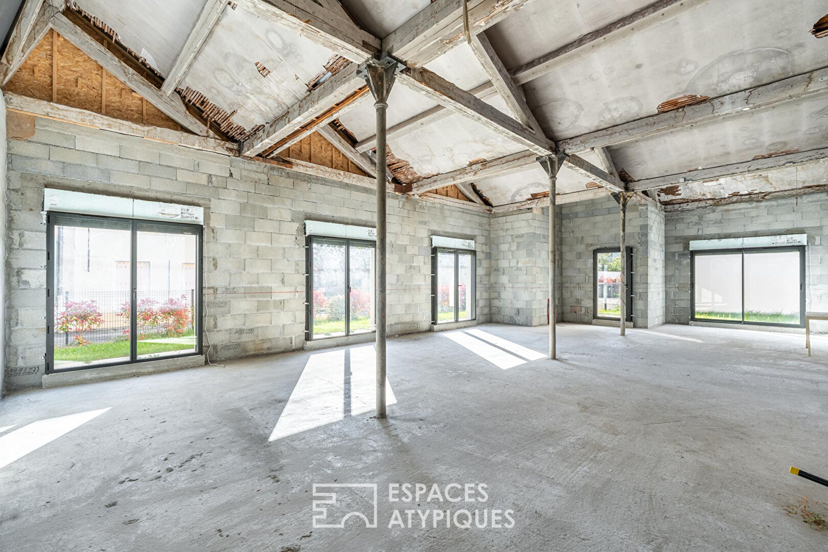 Maison de plein pied avec jardin, type loft, à aménager