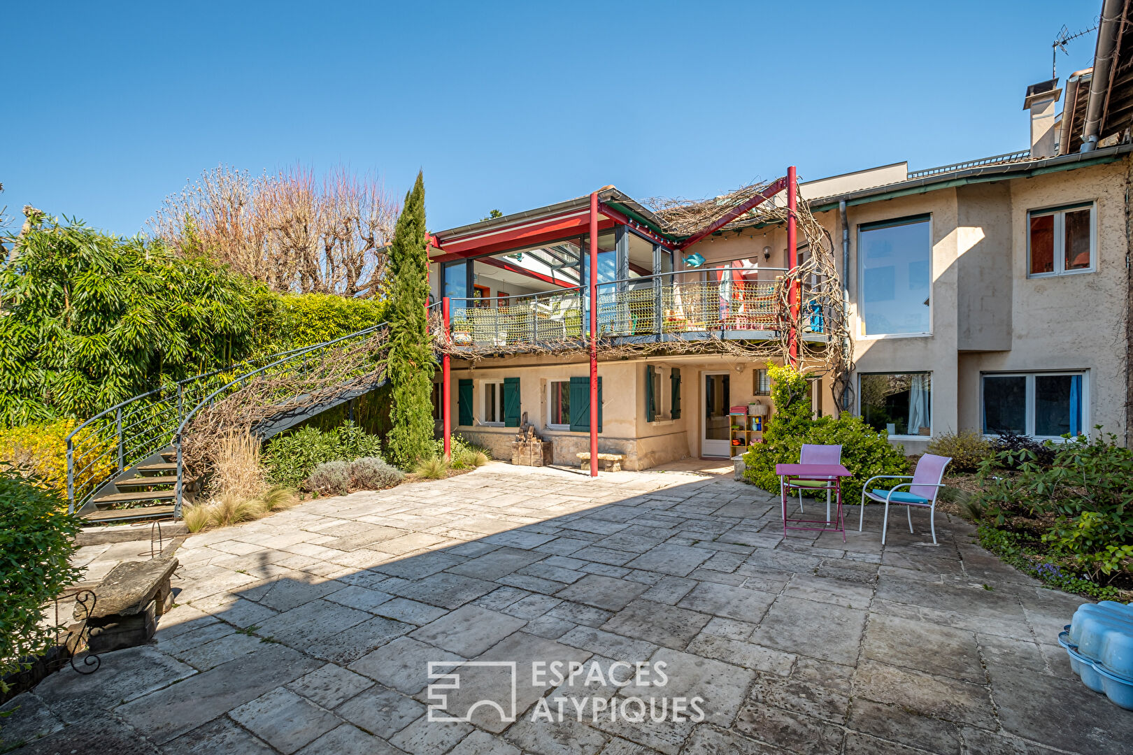 Maison familliale au centre de Dardilly le haut avec piscine et stationnement