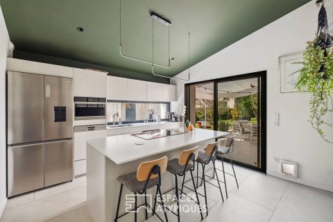 Bâtisse de charme rénovée avec piscine et dépendances