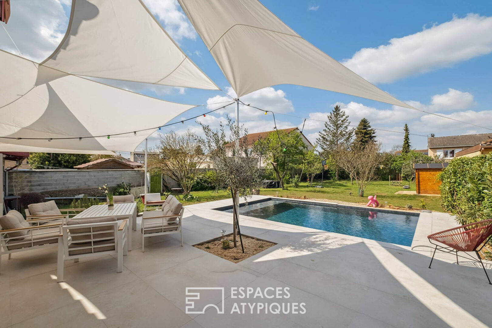 Bâtisse de charme rénovée avec piscine