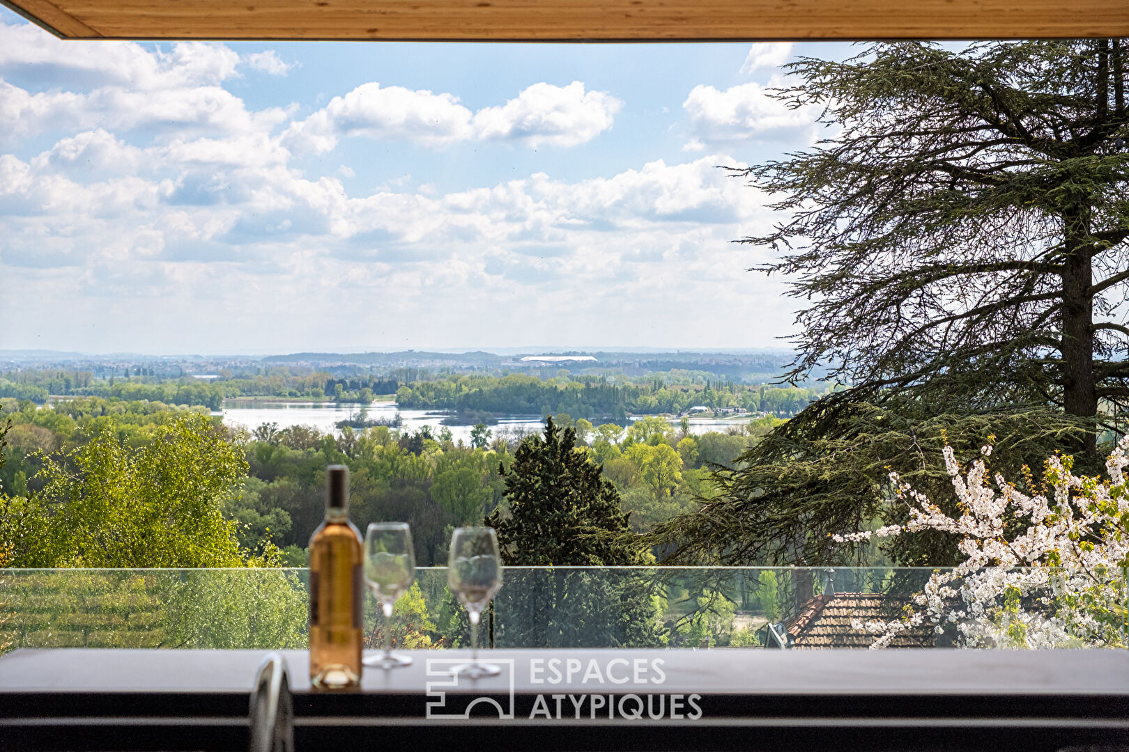 Maison à la rénovation contemporaine avec vue à Neyron