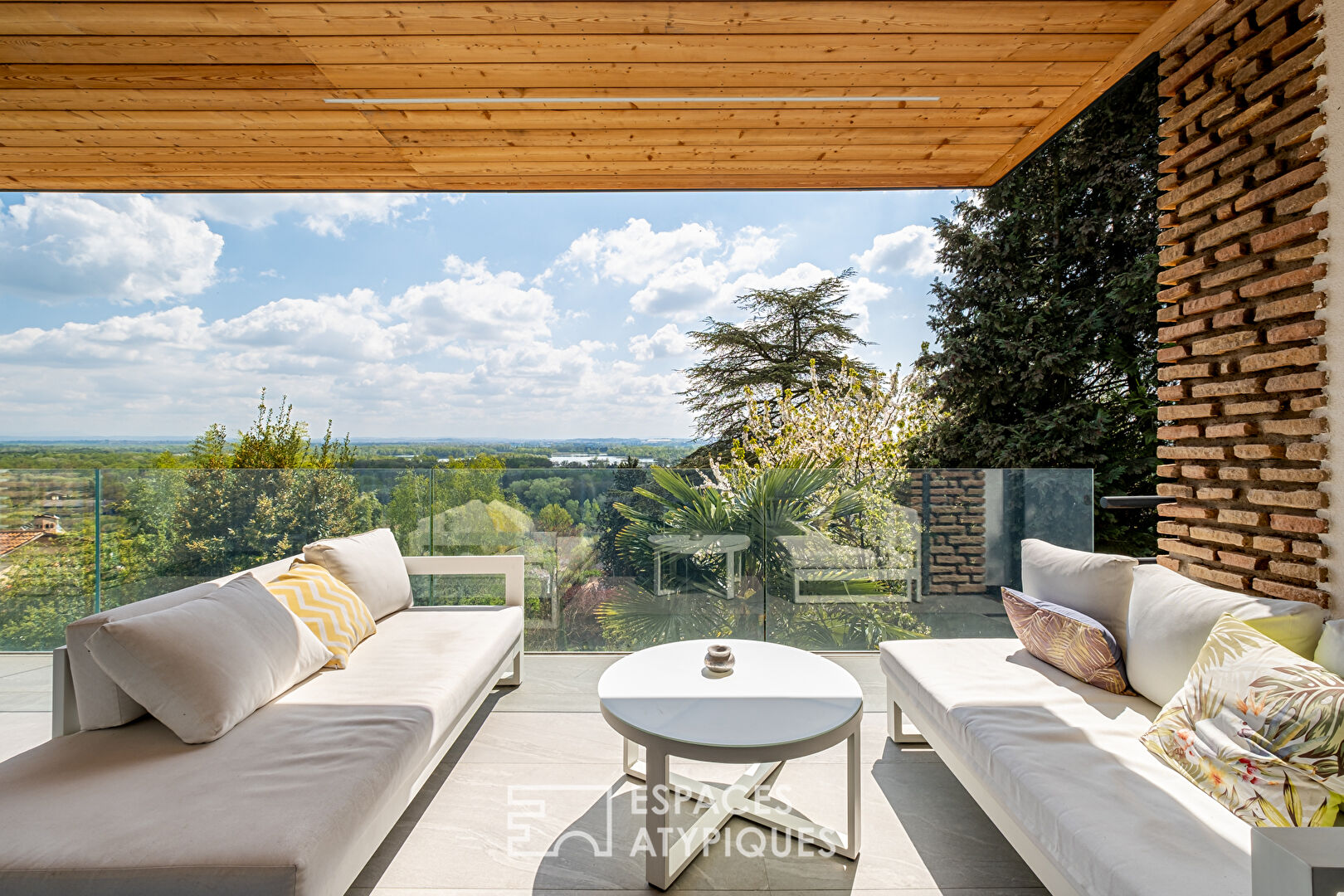 Maison à la rénovation contemporaine avec vue à Neyron
