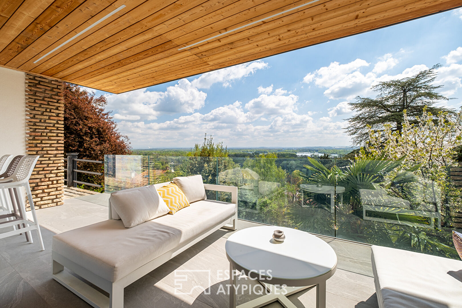 Maison à la rénovation contemporaine avec vue à Neyron