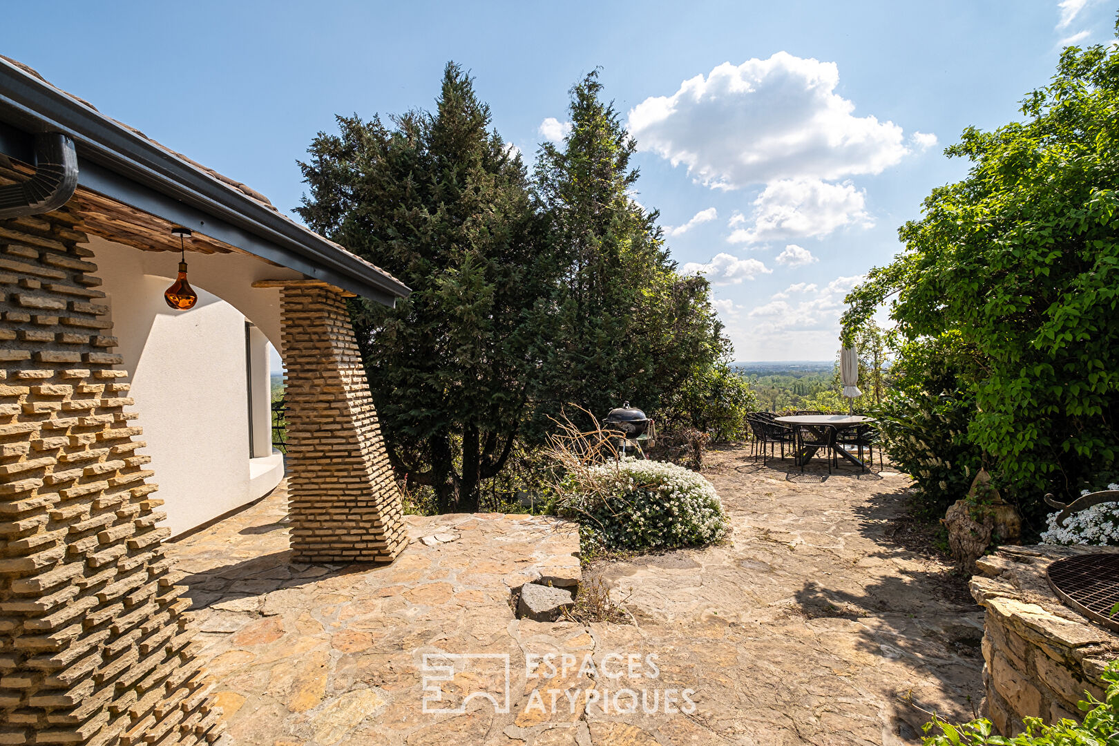 Maison à la rénovation contemporaine avec vue à Neyron