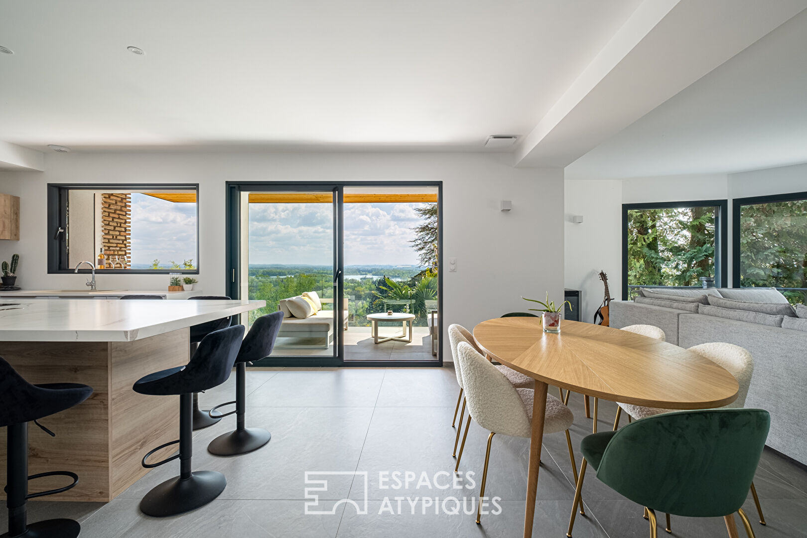 Maison à la rénovation contemporaine avec vue à Neyron