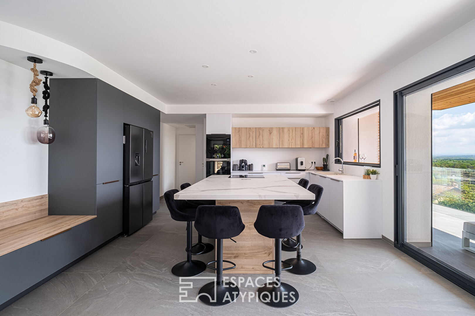 Maison à la rénovation contemporaine avec vue à Neyron