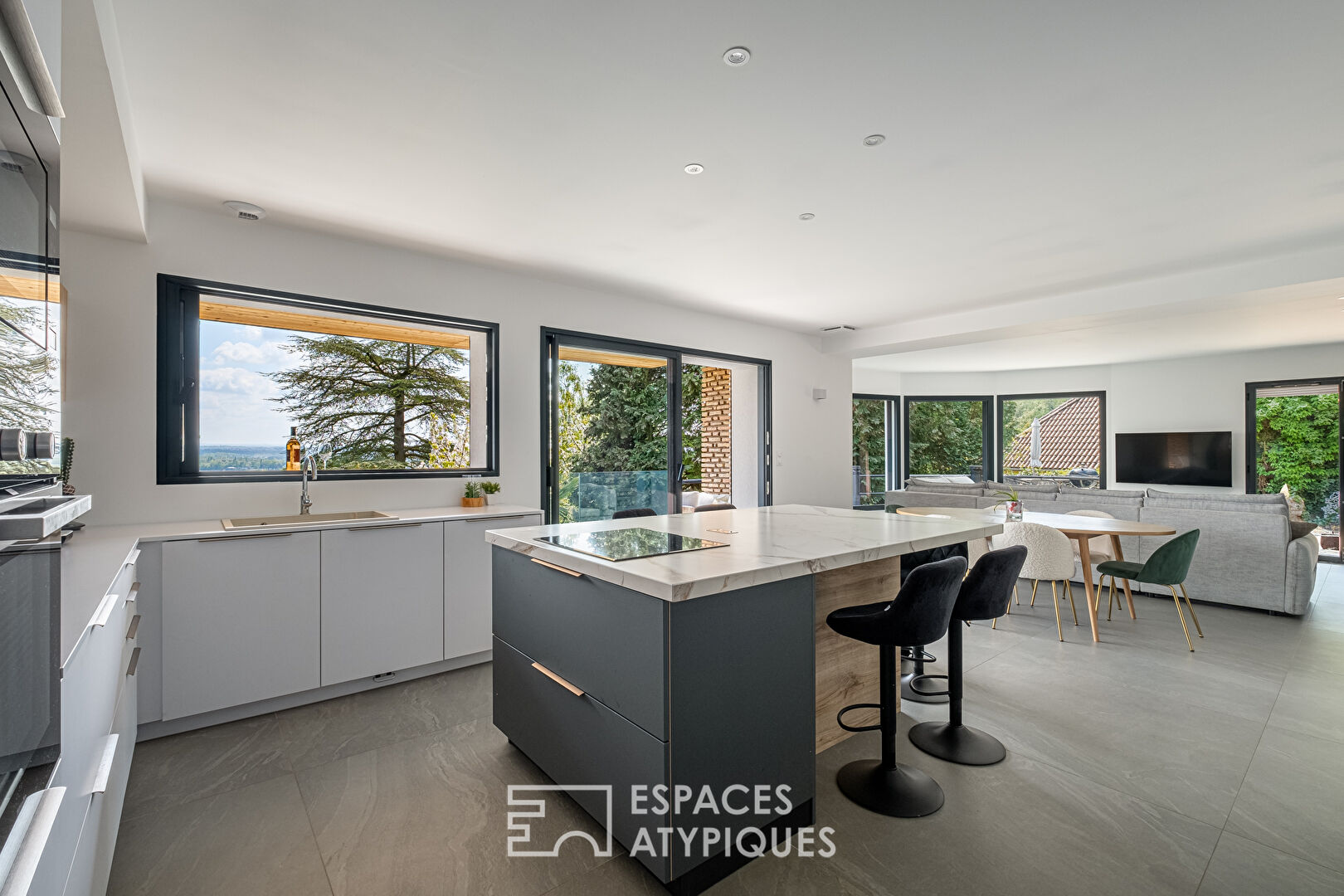 Maison à la rénovation contemporaine avec vue à Neyron