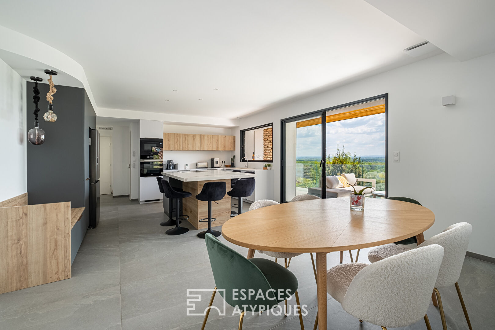 Maison à la rénovation contemporaine avec vue à Neyron